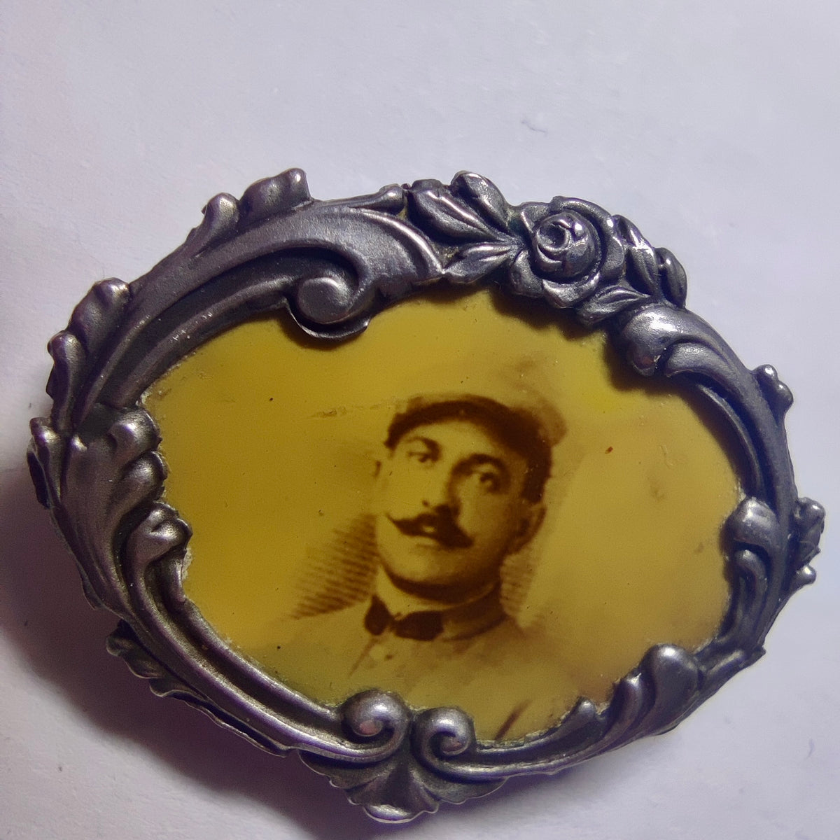 Broche photo de poilu, cadre Art Nouveau en métal argenté, Grande Guerre (WWI)