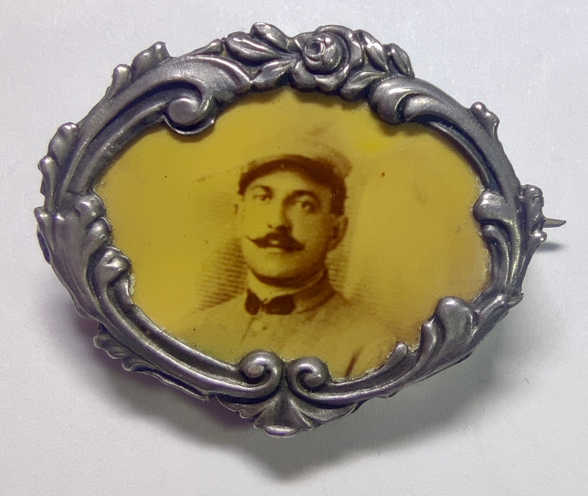 Broche photo de poilu, cadre Art Nouveau en métal argenté, Grande Guerre (WWI)