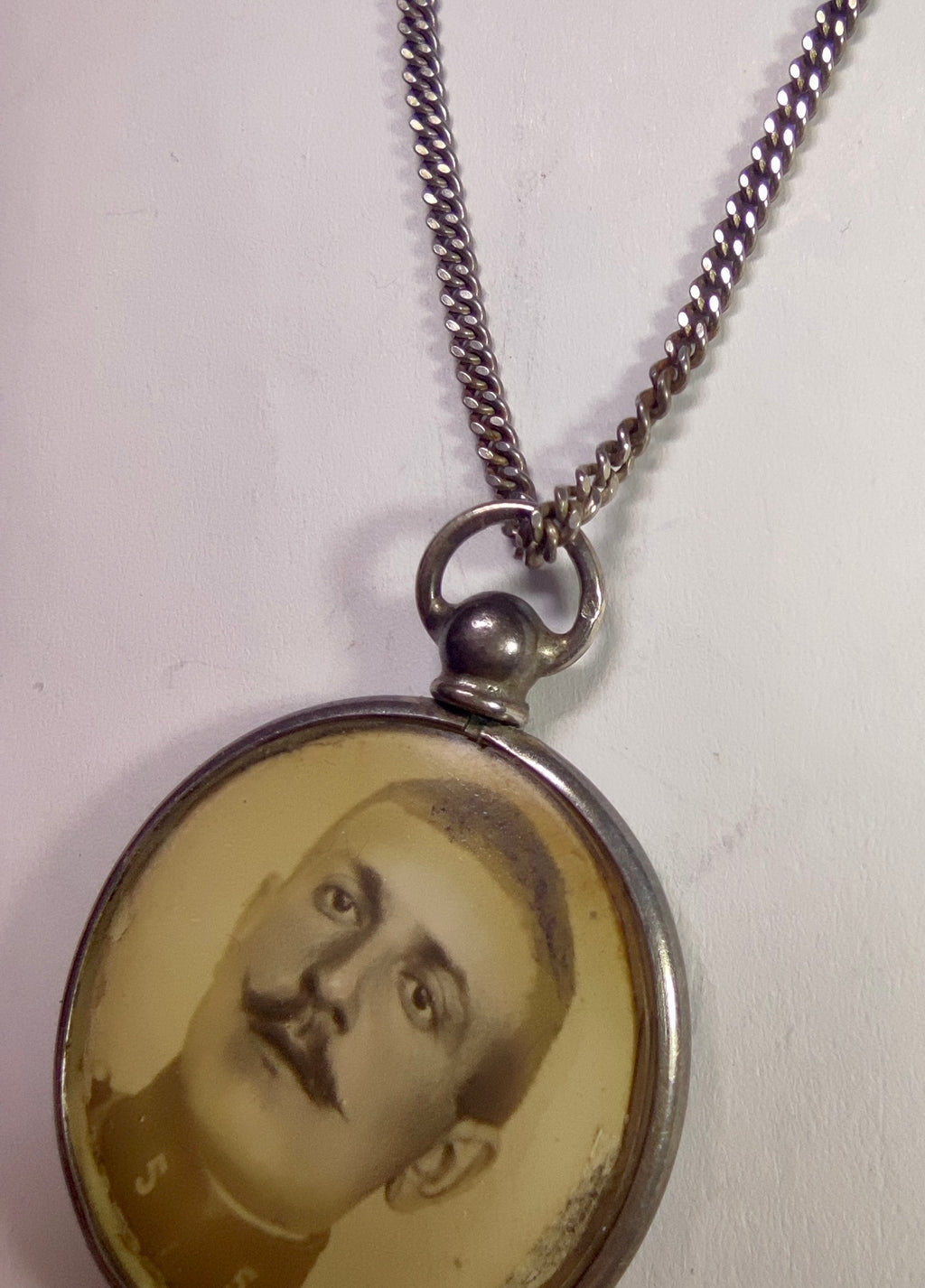 Médaillon photo recto-verso d'un soldat et de son épouse, Grande Guerre, avec chaîne en argent 925