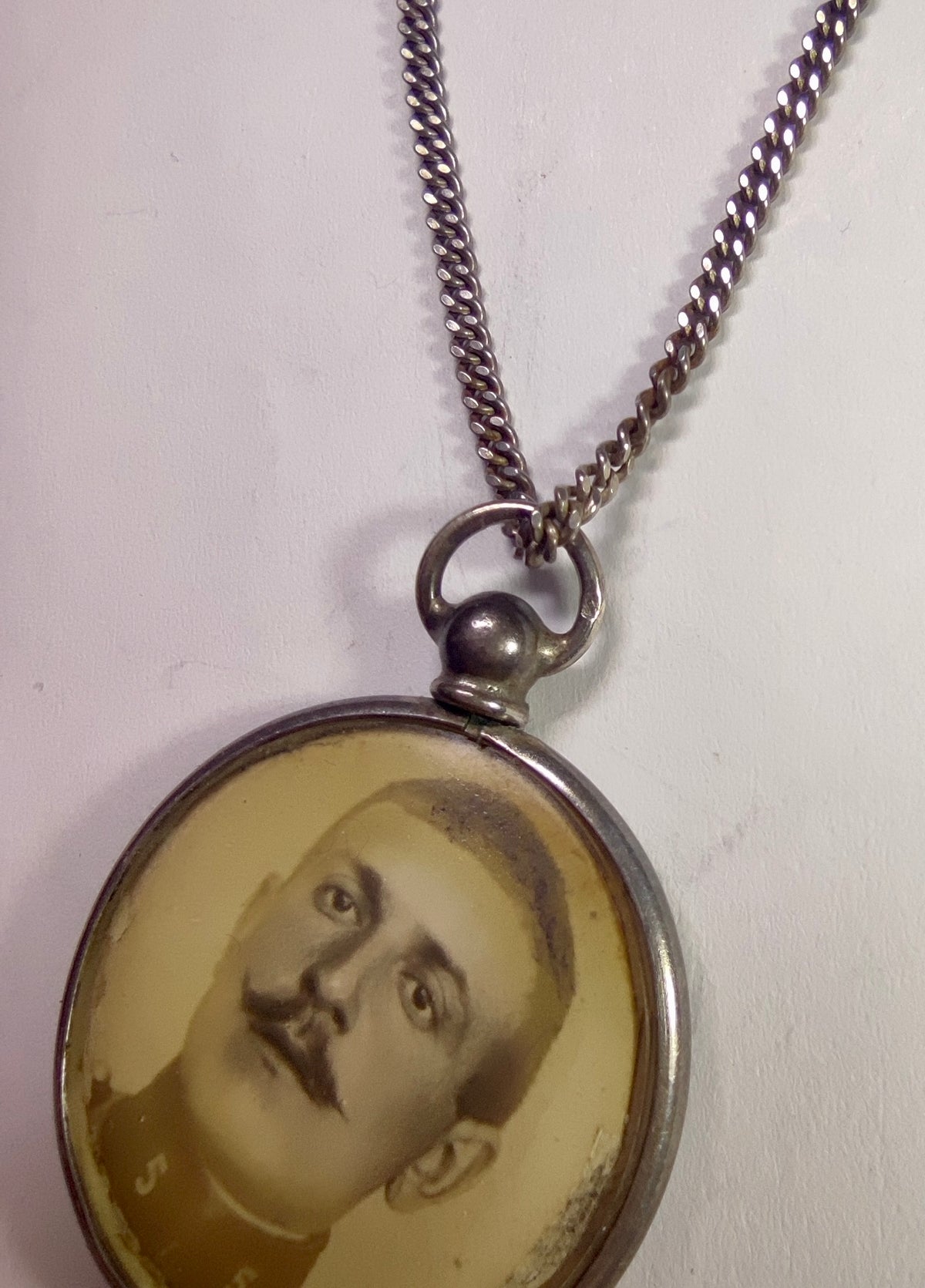 Médaillon photo recto-verso d'un soldat et de son épouse, Grande Guerre, avec chaîne en argent 925
