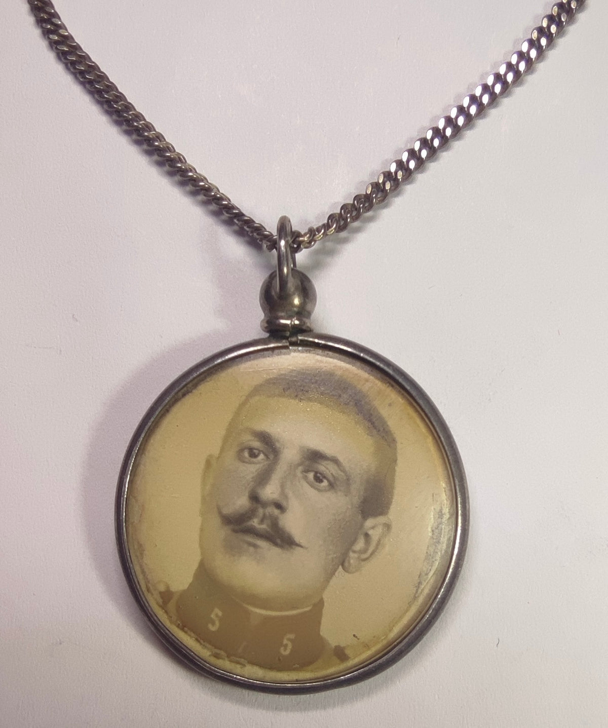 Médaillon photo recto-verso d'un soldat et de son épouse, Grande Guerre, avec chaîne en argent 925
