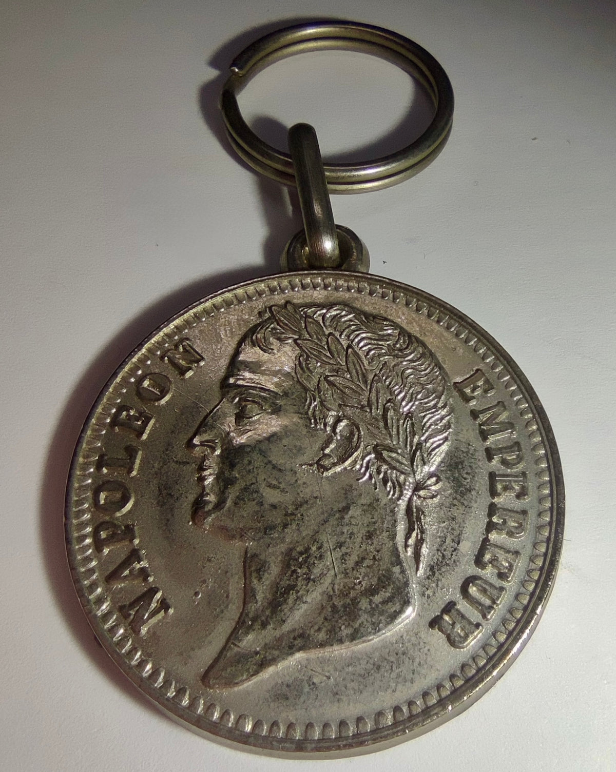 Porte-clés médaille « Napoléon Empereur », métal argenté, marqué « Le Club » (vintage)