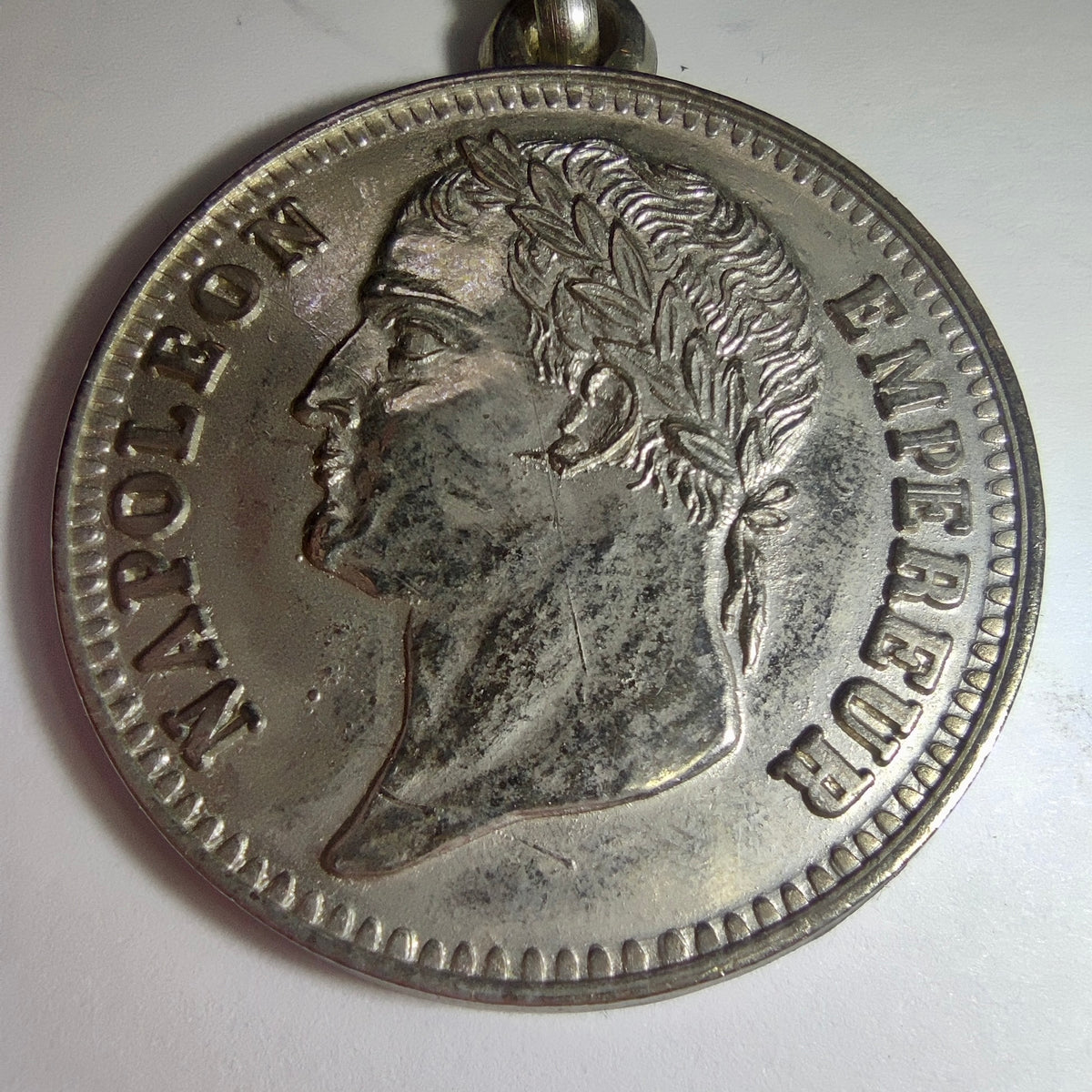 Porte-clés médaille « Napoléon Empereur », métal argenté, marqué « Le Club » (vintage)