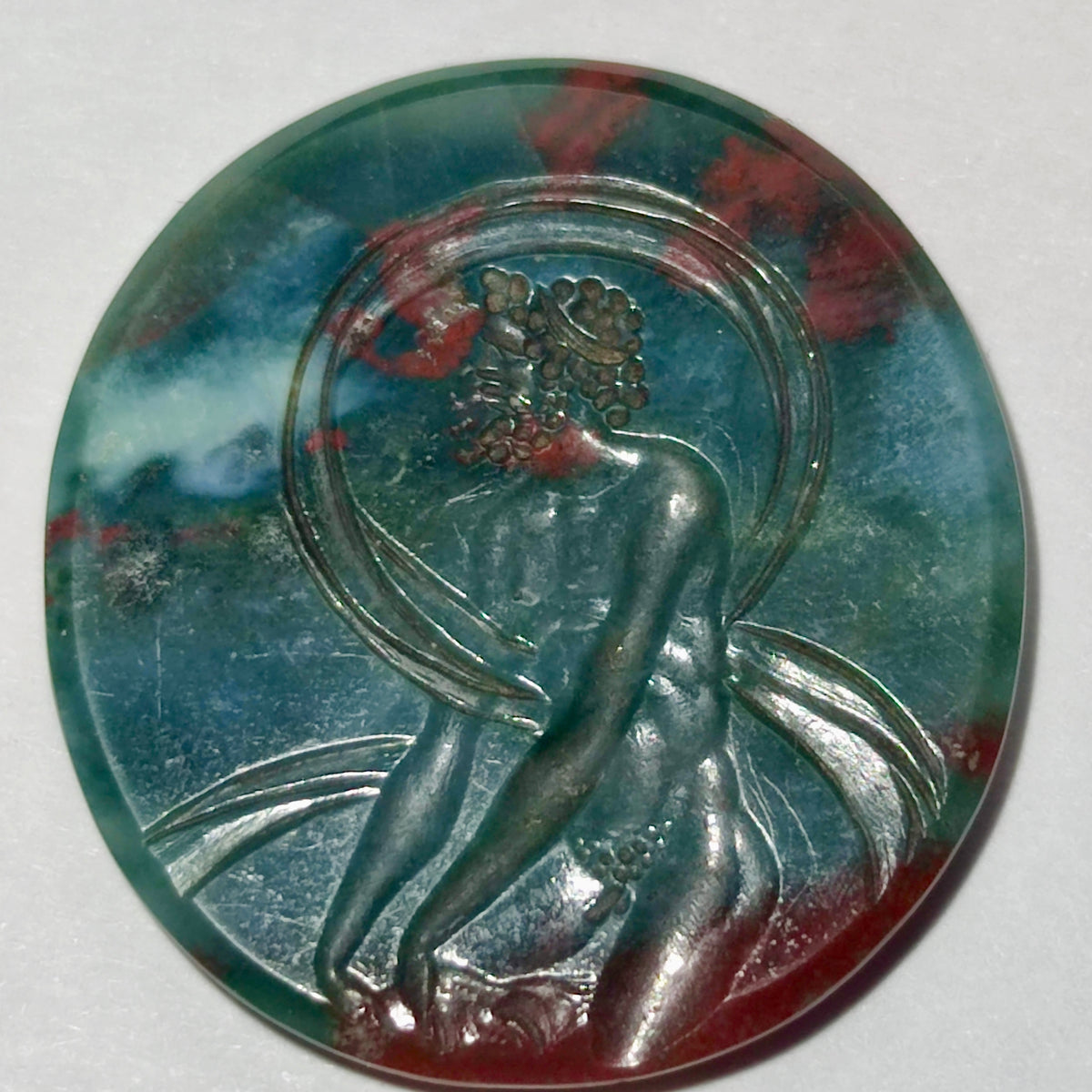 Intaille en jaspe héliotrope gravée d'une bacchante, style Art Nouveau, pierre non montée