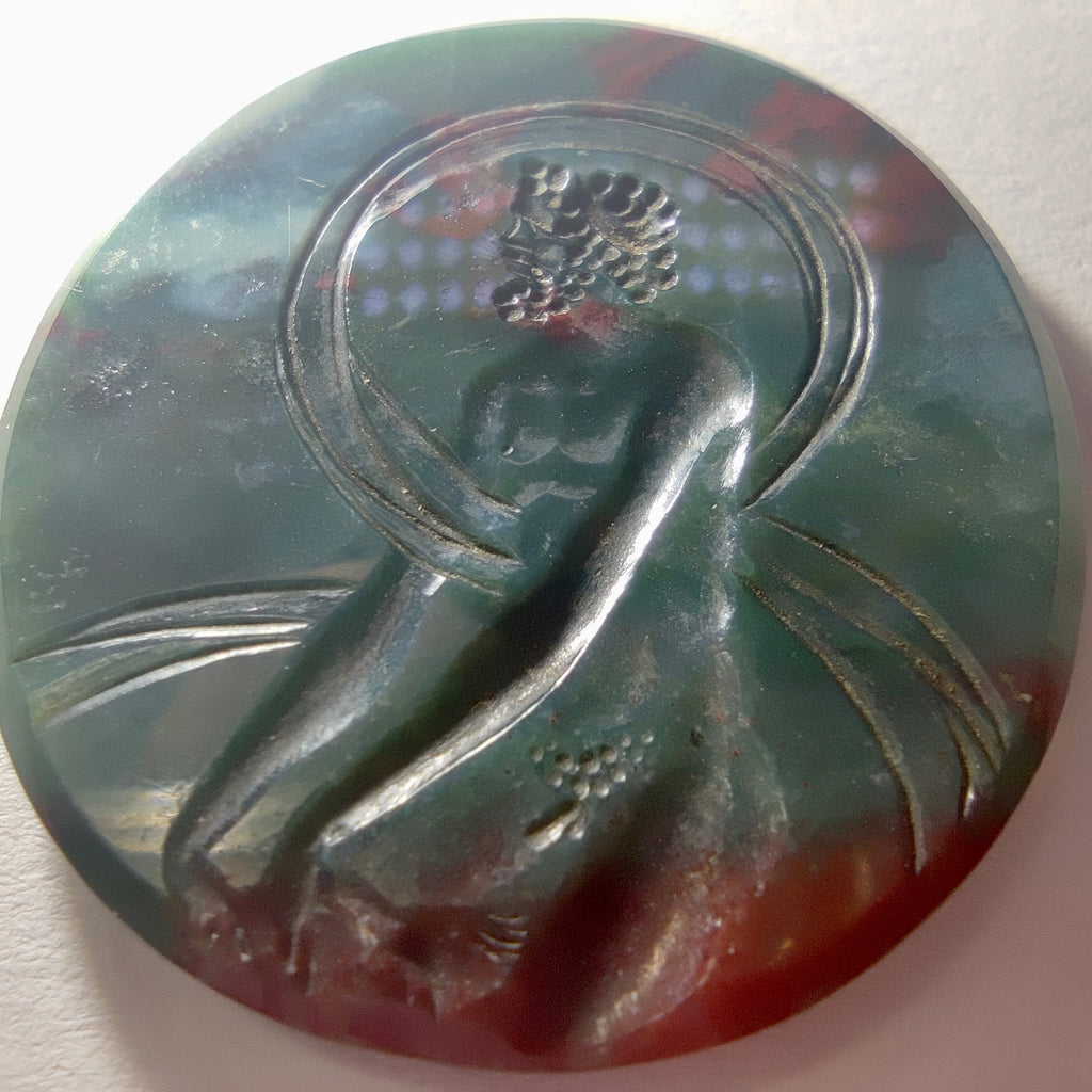 Intaille en jaspe héliotrope gravée d'une bacchante, style Art Nouveau, pierre non montée
