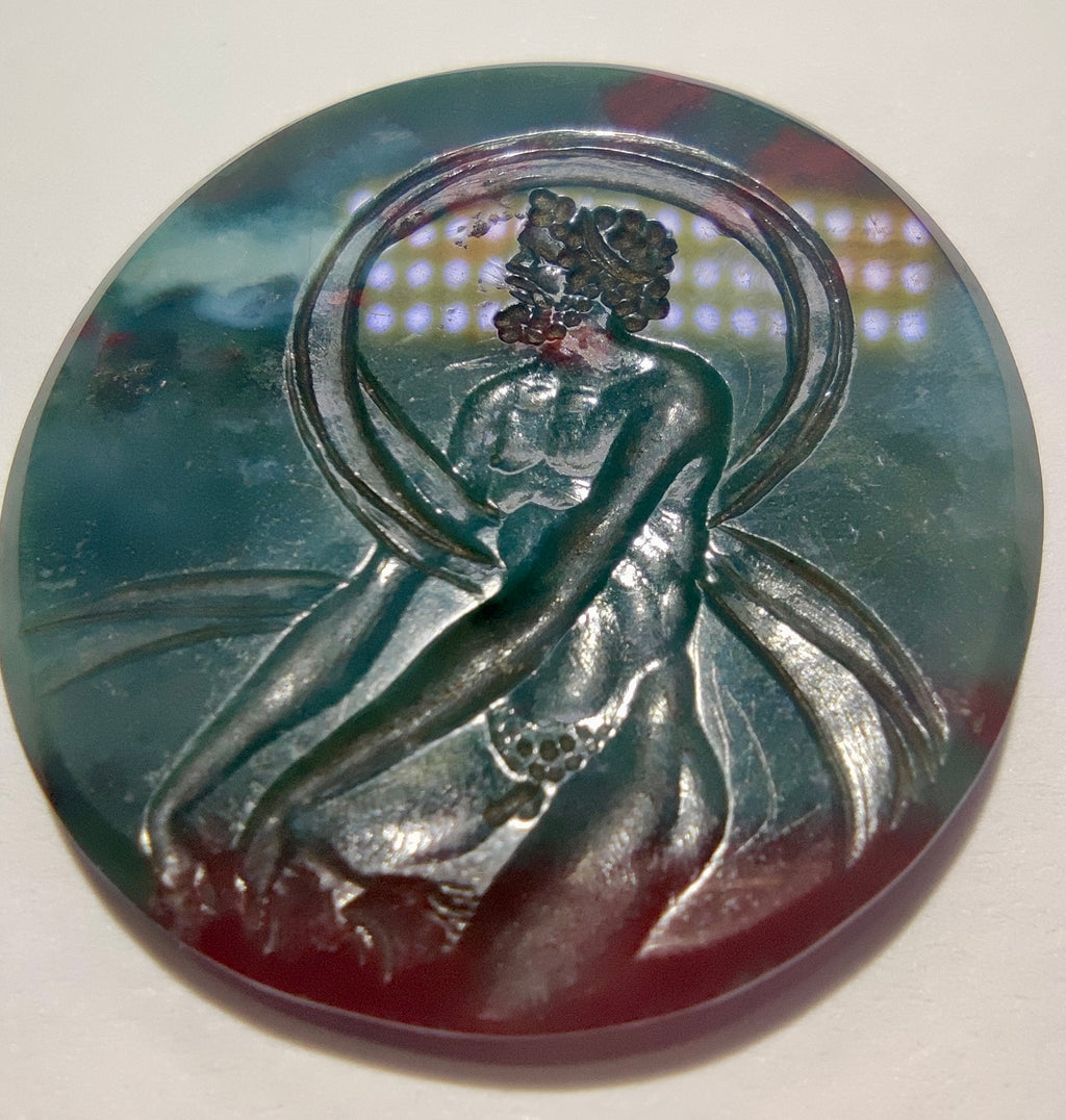 Intaille en jaspe héliotrope gravée d'une bacchante, style Art Nouveau, pierre non montée