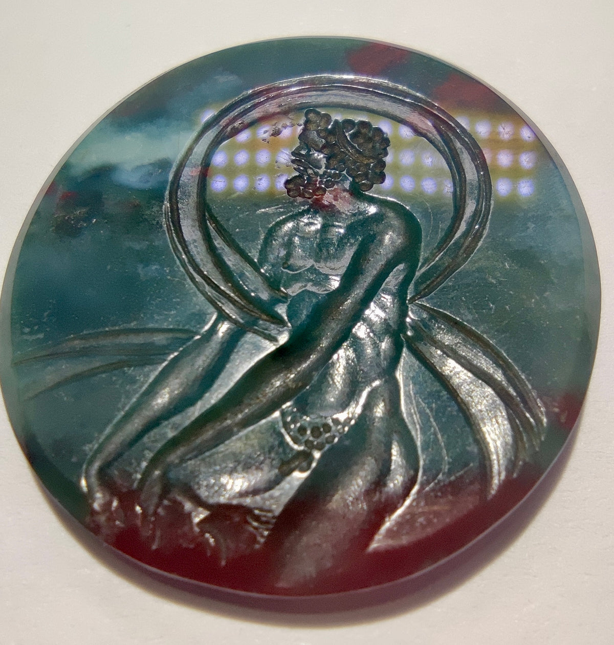 Intaille en jaspe héliotrope gravée d'une bacchante, style Art Nouveau, pierre non montée