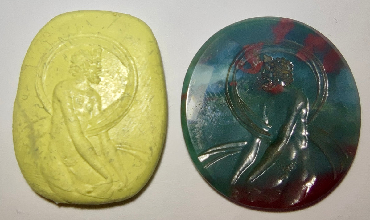 Intaille en jaspe héliotrope gravée d'une bacchante, style Art Nouveau, pierre non montée
