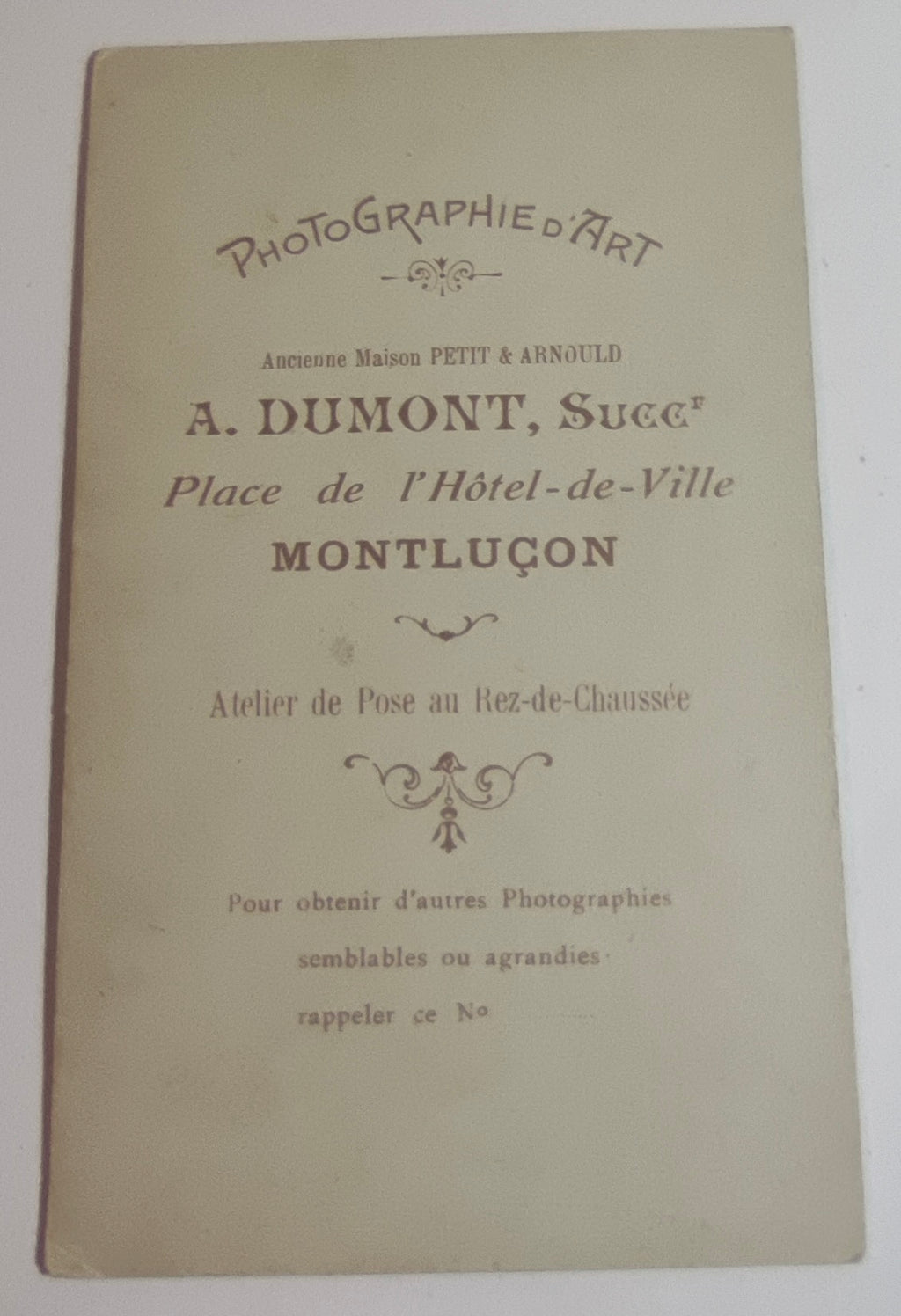 Photo carte de visite d'un soldat du 121e régiment d'infanterie en tenue à épaulettes, photographe A. Dumont, Montluçon (vers 1900-1914)