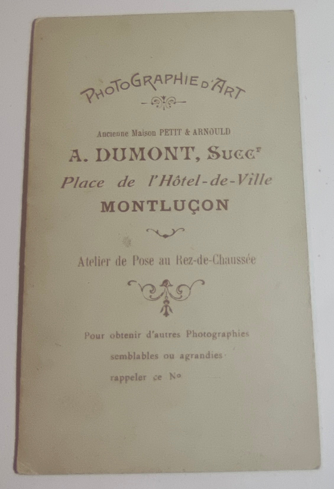 Photo carte de visite d'un soldat du 121e régiment d'infanterie en tenue à épaulettes, photographe A. Dumont, Montluçon (vers 1900-1914)