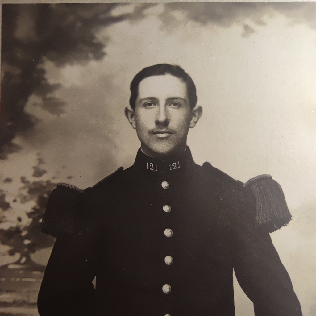 Photo carte de visite d'un soldat du 121e régiment d'infanterie en tenue à épaulettes, photographe A. Dumont, Montluçon (vers 1900-1914)