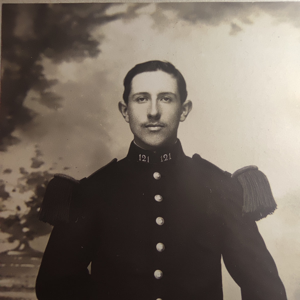 Photo carte de visite d'un soldat du 121e régiment d'infanterie en tenue à épaulettes, photographe A. Dumont, Montluçon (vers 1900-1914)