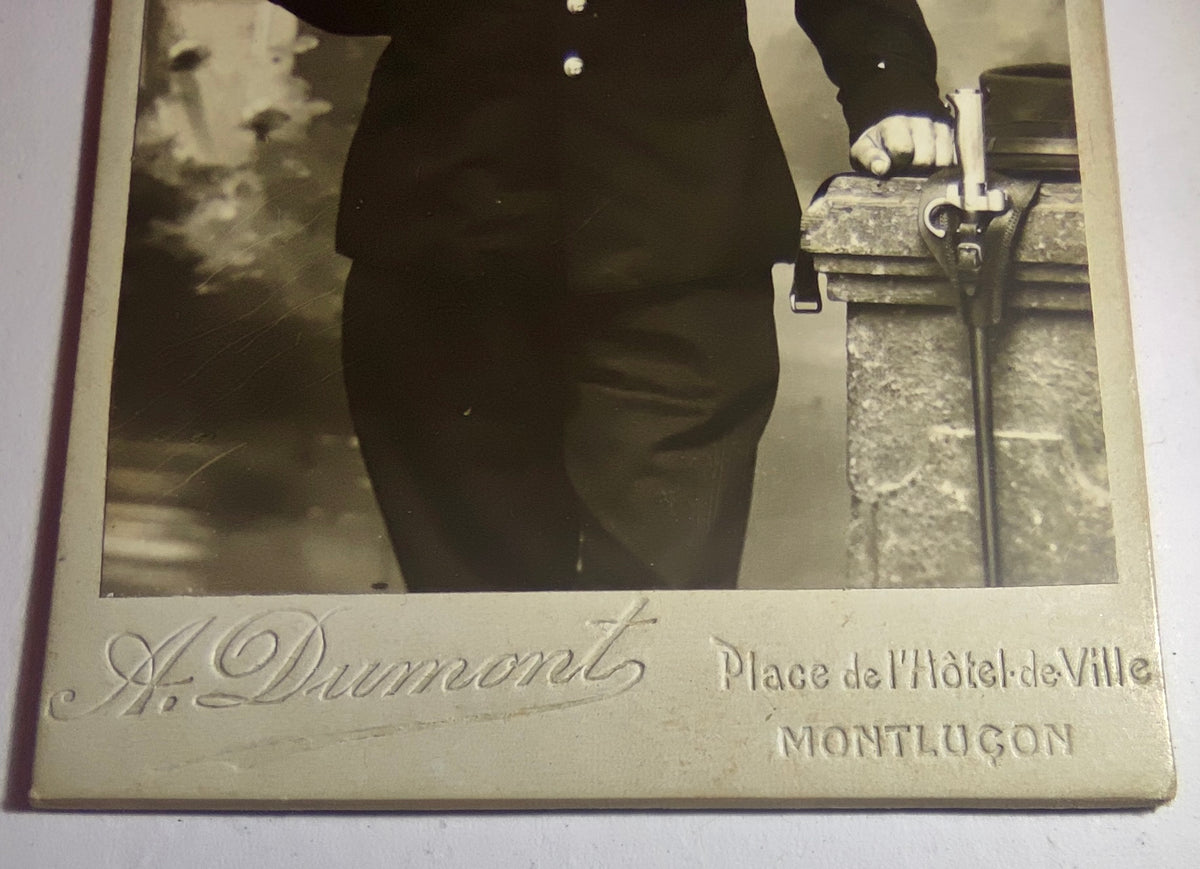Photo carte de visite d'un soldat du 121e régiment d'infanterie en tenue à épaulettes, photographe A. Dumont, Montluçon (vers 1900-1914)