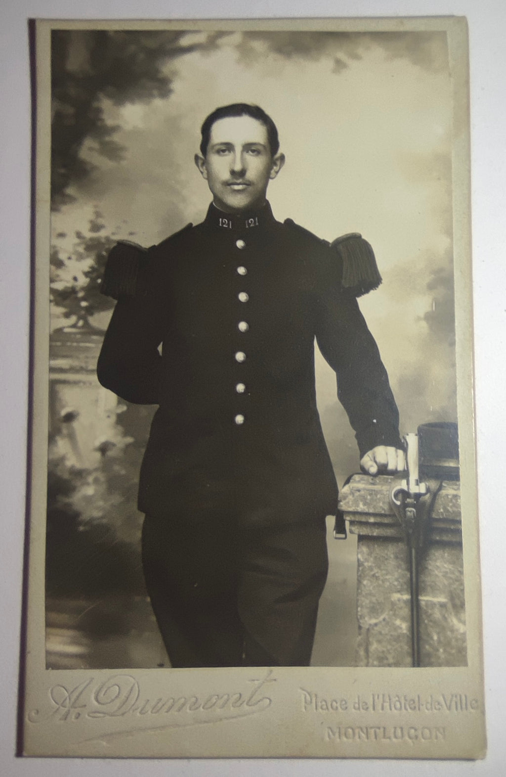 Photo carte de visite d'un soldat du 121e régiment d'infanterie en tenue à épaulettes, photographe A. Dumont, Montluçon (vers 1900-1914)