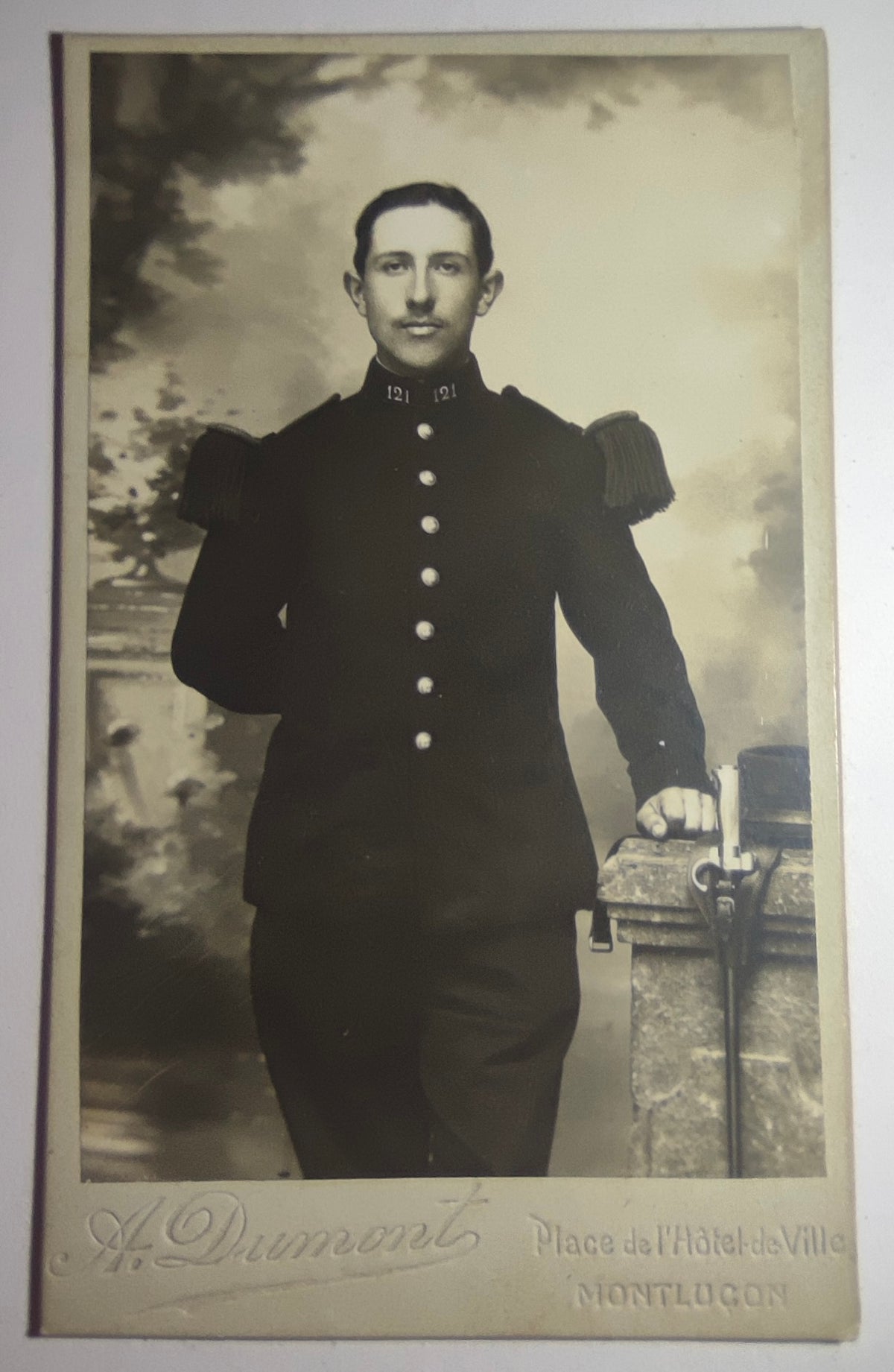 Photo carte de visite d'un soldat du 121e régiment d'infanterie en tenue à épaulettes, photographe A. Dumont, Montluçon (vers 1900-1914)
