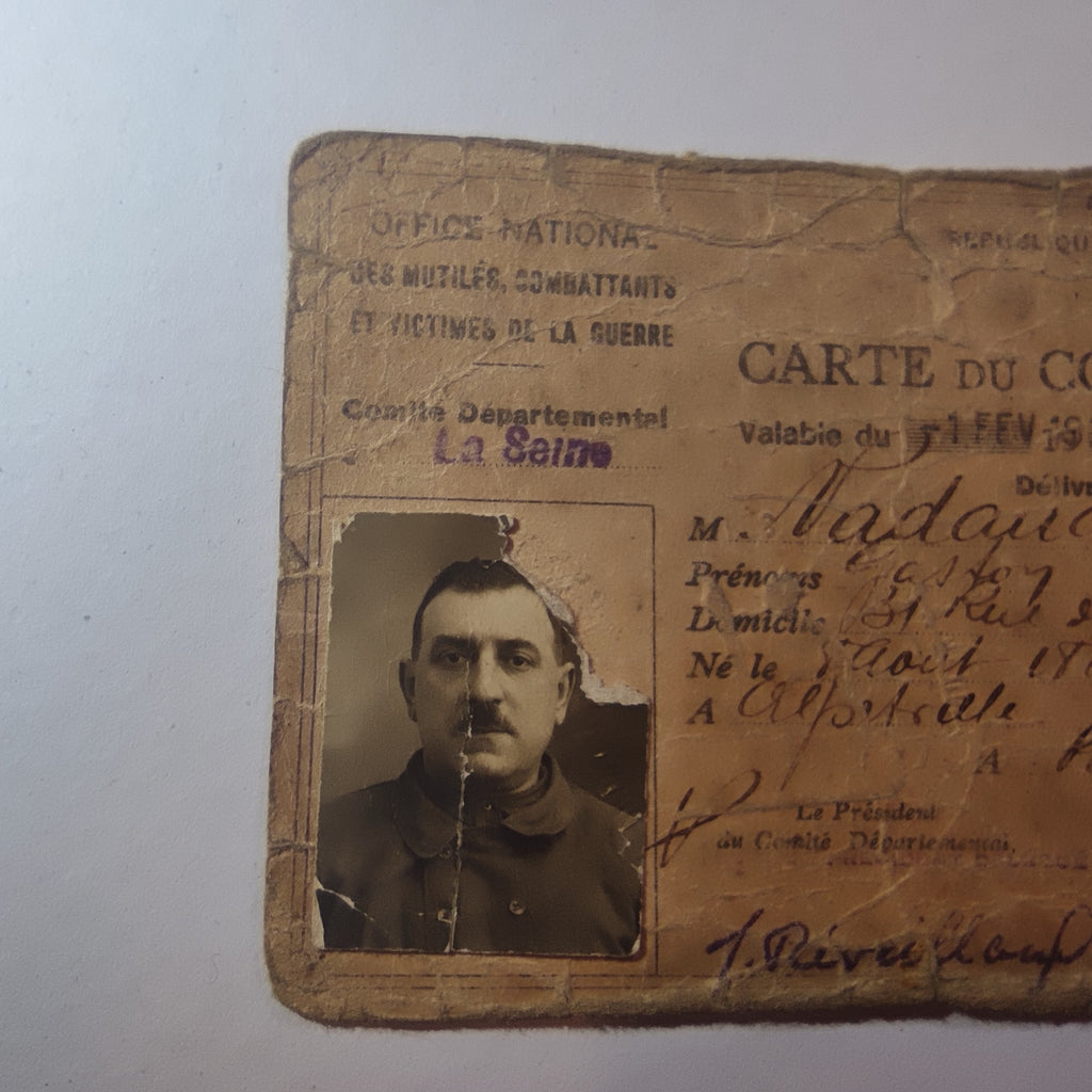 Groupement du poilu Gaston Nadaud (1889-1957), classe 1909 : livret militaire 1914-1919 et sa pochette, carte du combattant, papiers de famille et portrait de cuirassier - Alfortville