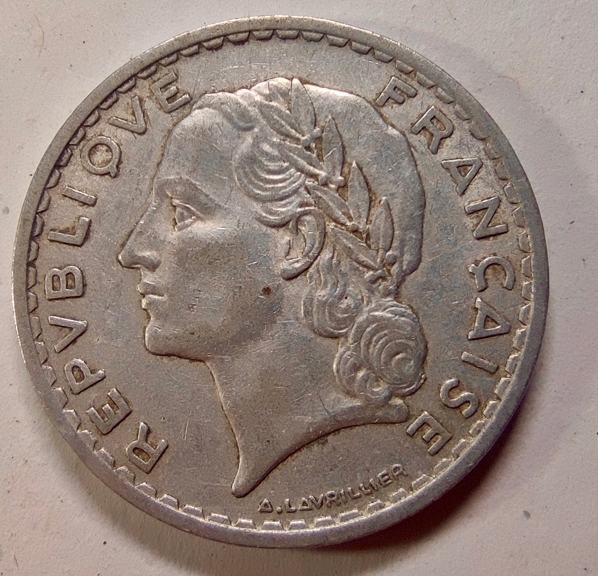 Avers de la 5 francs Lavrillier 1950, Marianne laurée et légende République française.