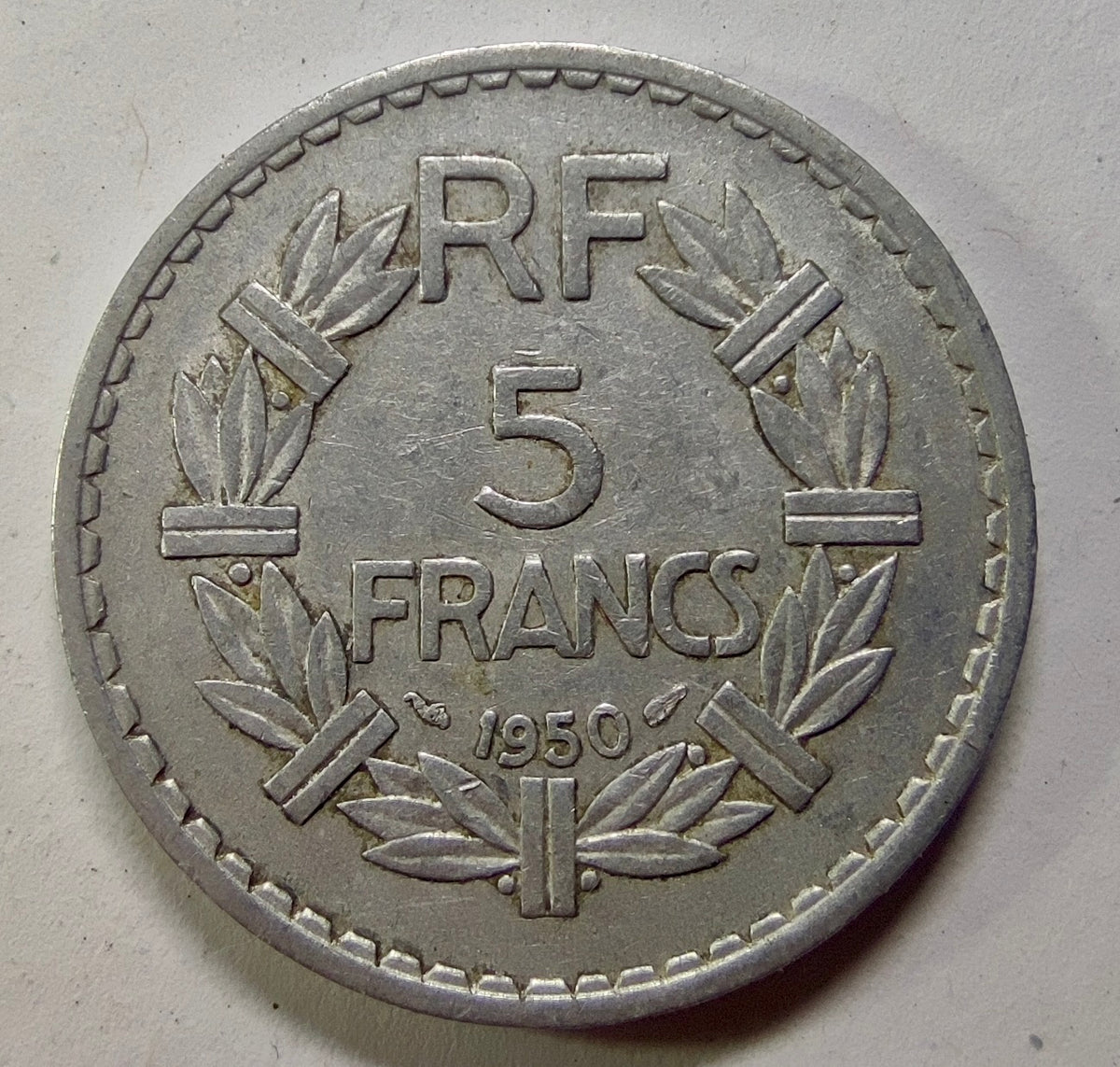 Revers de la 5 francs Lavrillier 1950, valeur et millésime dans une couronne végétale.