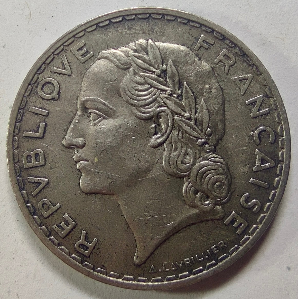 Avers de la 5 francs Lavrillier 1933, Marianne laurée et signature A. Lavrillier.