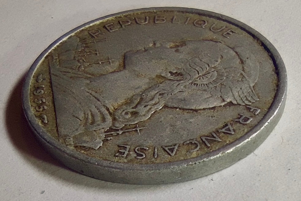 Vue oblique de la 5 francs La Réunion 1955 montrant l’avers et la tranche lisse.