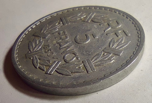 5 francs Lavrillier 1950, vue oblique du revers et de la tranche lisse.