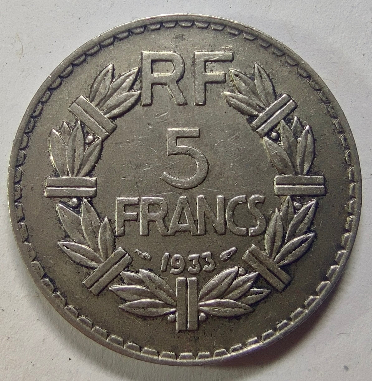 Revers de la 5 francs Lavrillier 1933, valeur et date dans une couronne végétale.