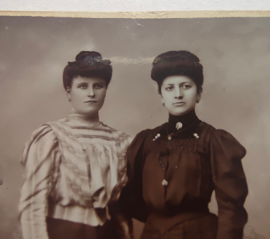 Photo carte de visite de deux jeunes femmes en robes à manches gigot, photographe Laval-Cajat, Montluçon (vers 1900)