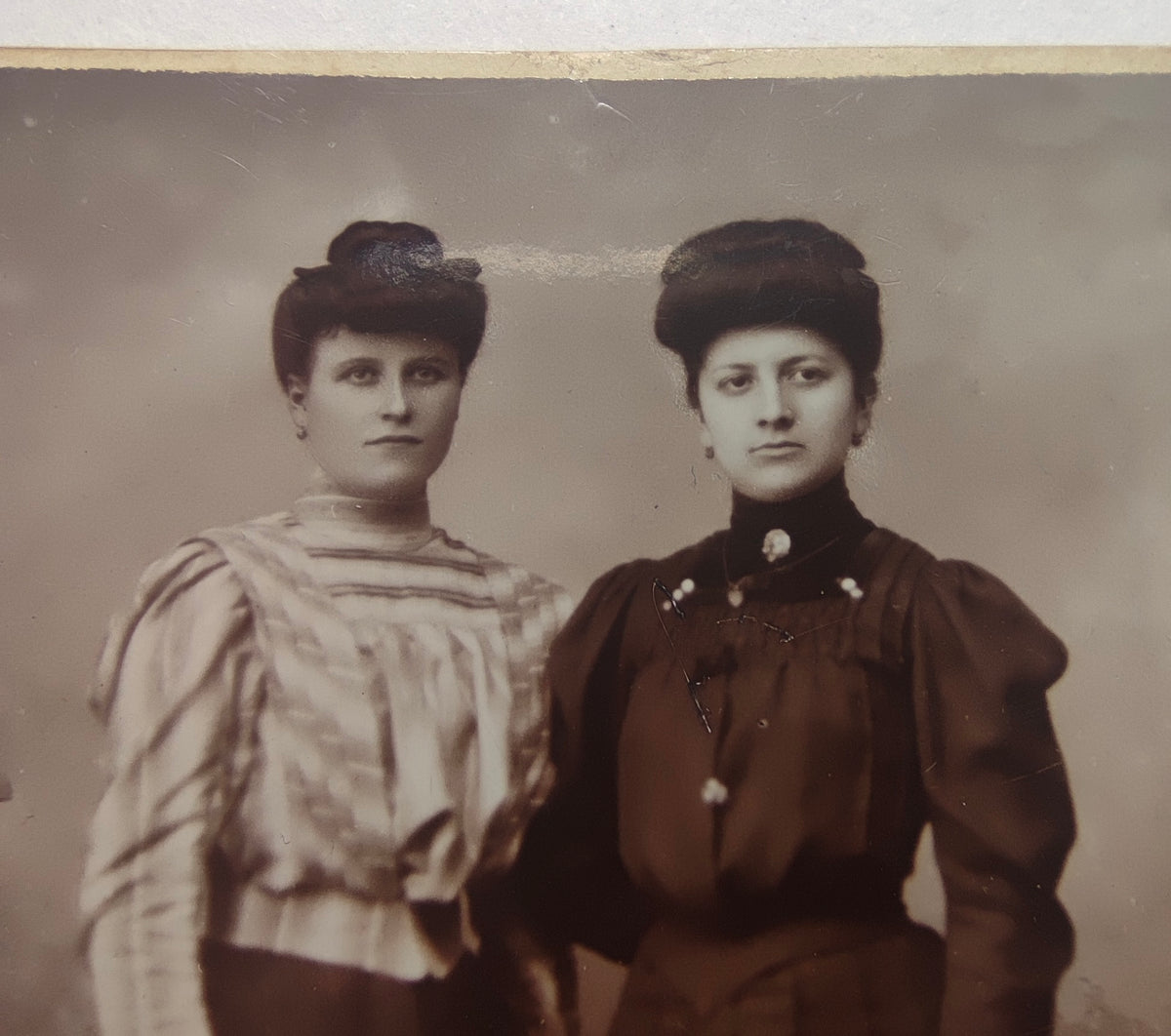 Photo carte de visite de deux jeunes femmes en robes à manches gigot, photographe Laval-Cajat, Montluçon (vers 1900)