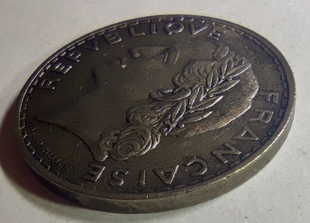 5 francs Lavrillier 1933, vue oblique du portrait de Marianne et de la tranche lisse.
