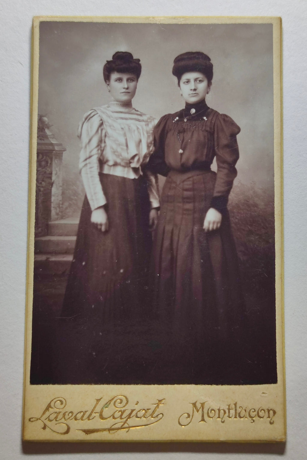 Photo carte de visite de deux jeunes femmes en robes à manches gigot, photographe Laval-Cajat, Montluçon (vers 1900)
