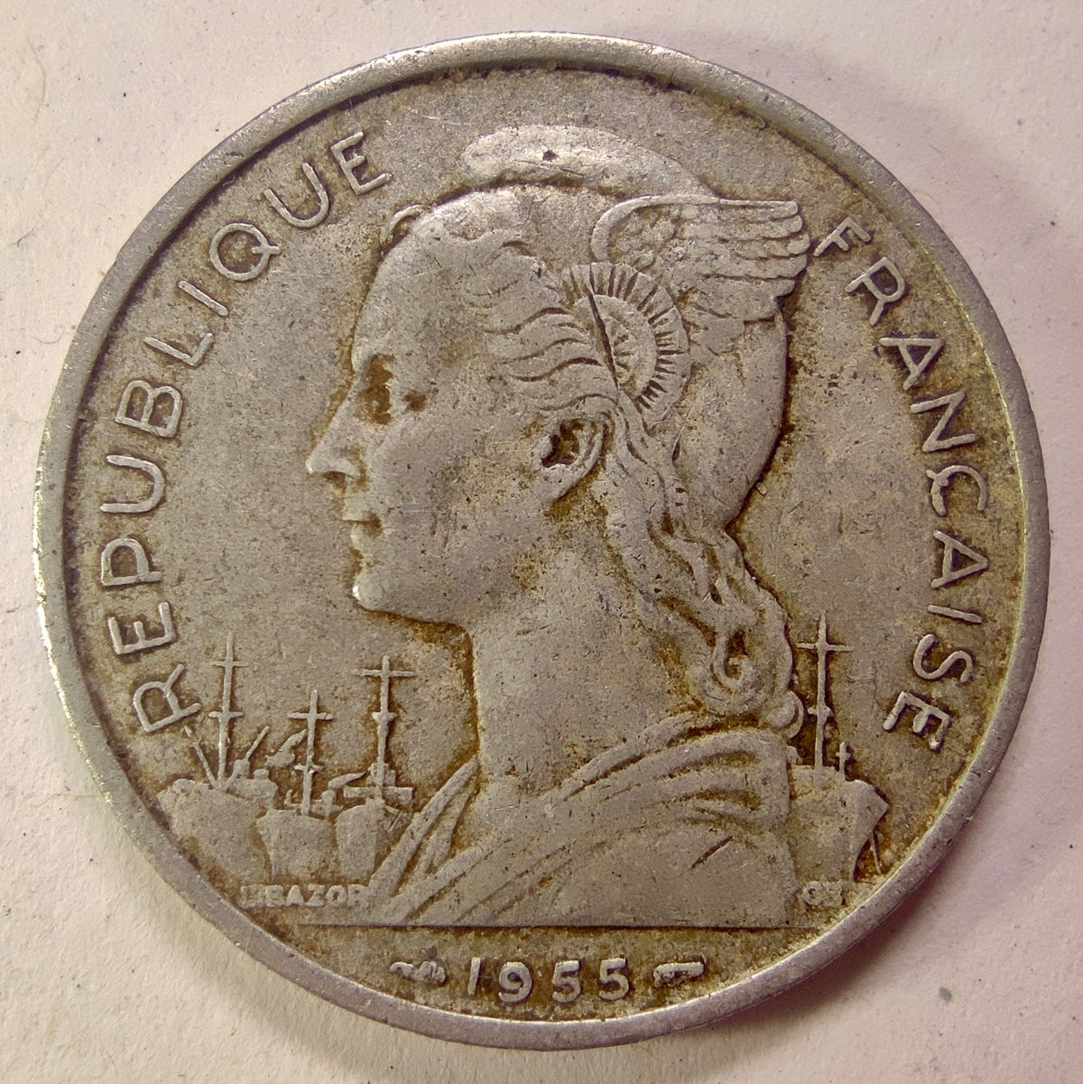 Avers de la 5 francs La Réunion 1955, Marianne, navires et signature L. Bazor.