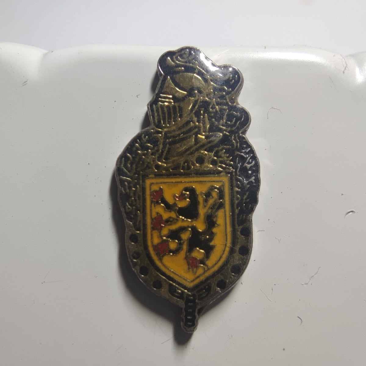 Pin’s Gendarmerie, heaume et lion de Flandre, vers 1990