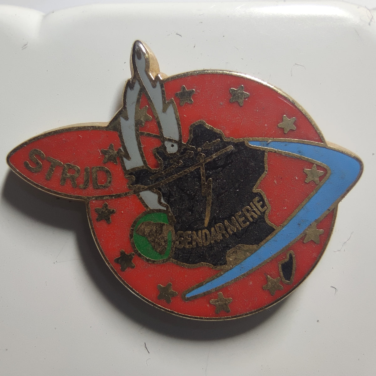 Pin’s Gendarmerie STRJD, variante fond rouge, vers 1990