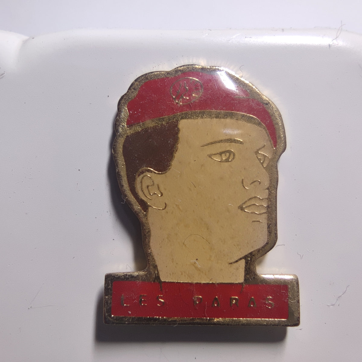 Pin’s « Les Paras », parachutiste au béret rouge, vers 1990
