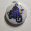 Pin’s Motard sur moto bleue, modèle rond (gendarmerie probable), vers 1990