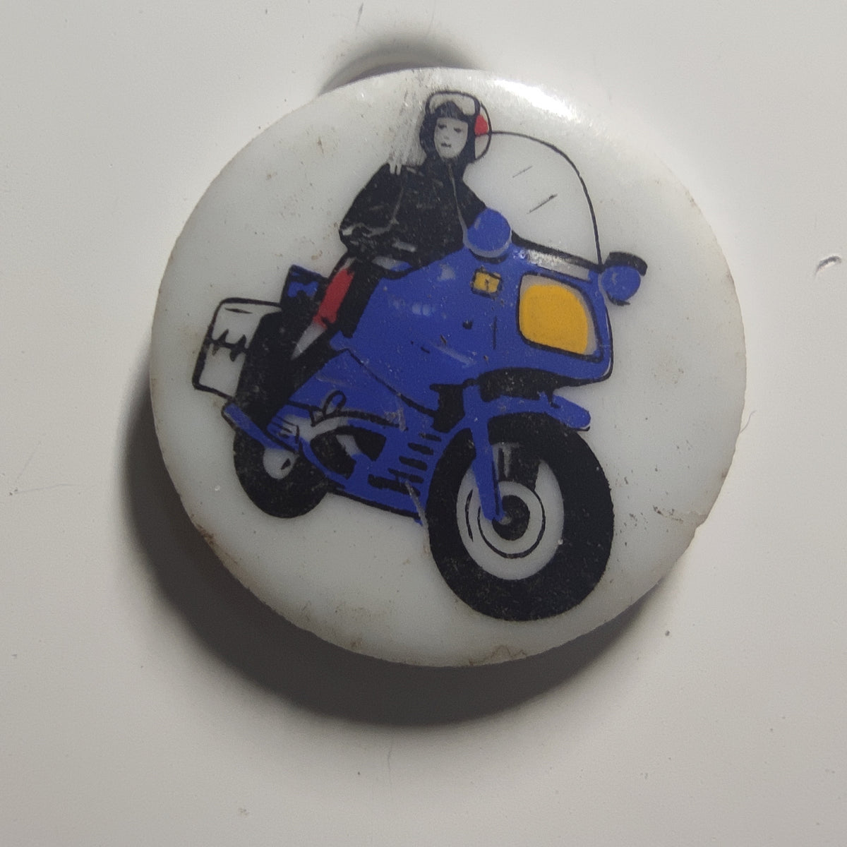 Pin’s Motard sur moto bleue, modèle rond (gendarmerie probable), vers 1990