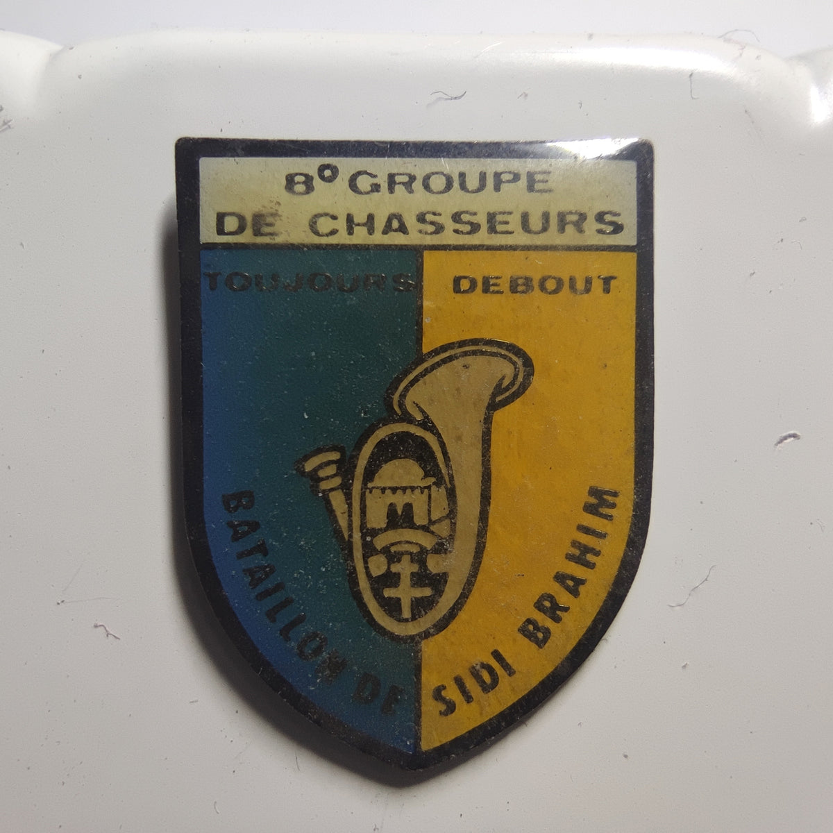 Pin’s 8e groupe de chasseurs, « Toujours debout », bataillon de Sidi-Brahim, vers 1990