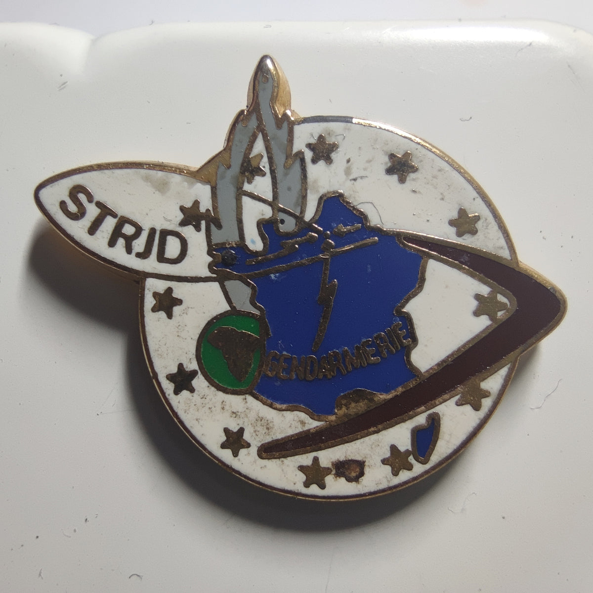 Pin’s Gendarmerie STRJD, variante fond blanc, vers 1990