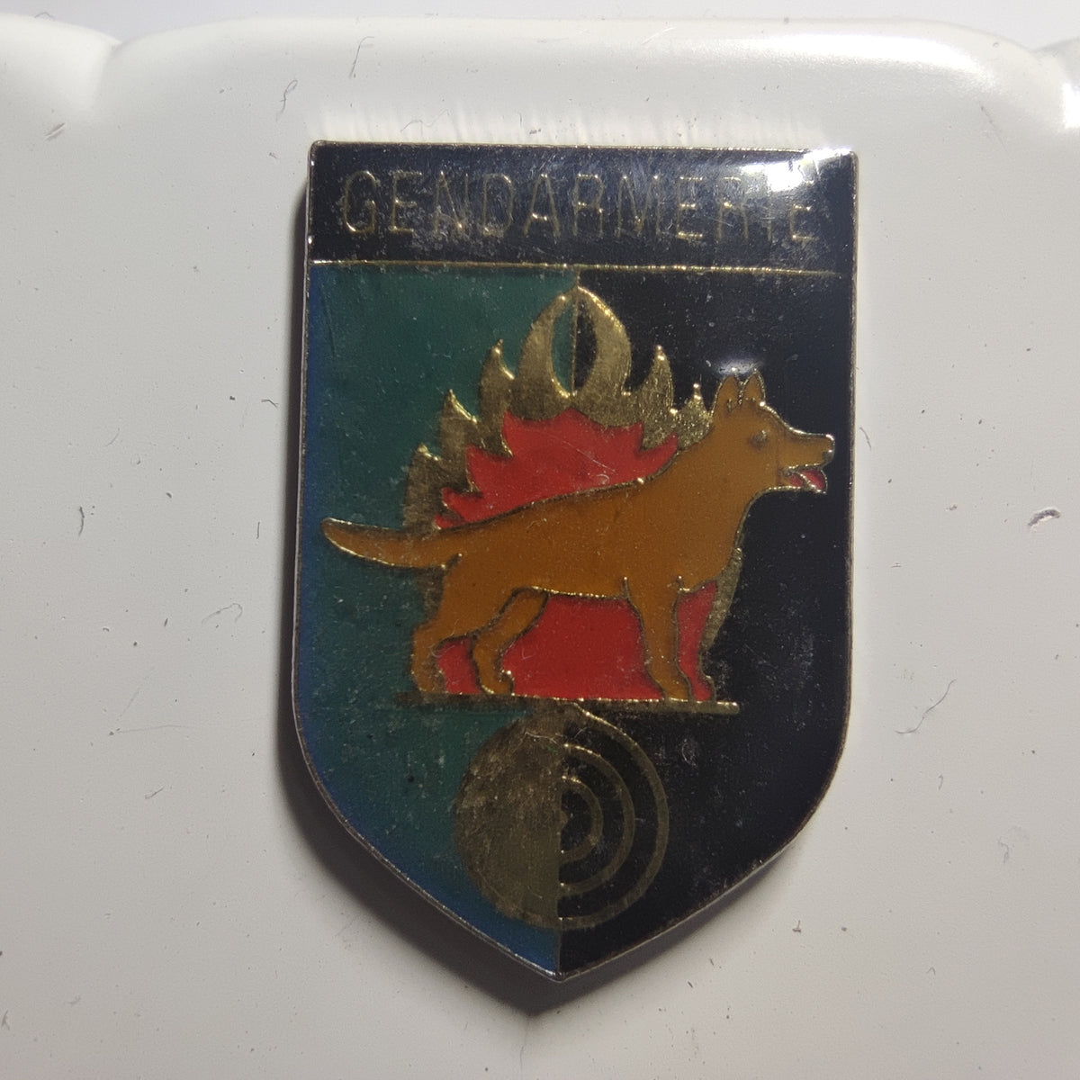 Pin’s Gendarmerie, chien et flammes (cynophile), vers 1990