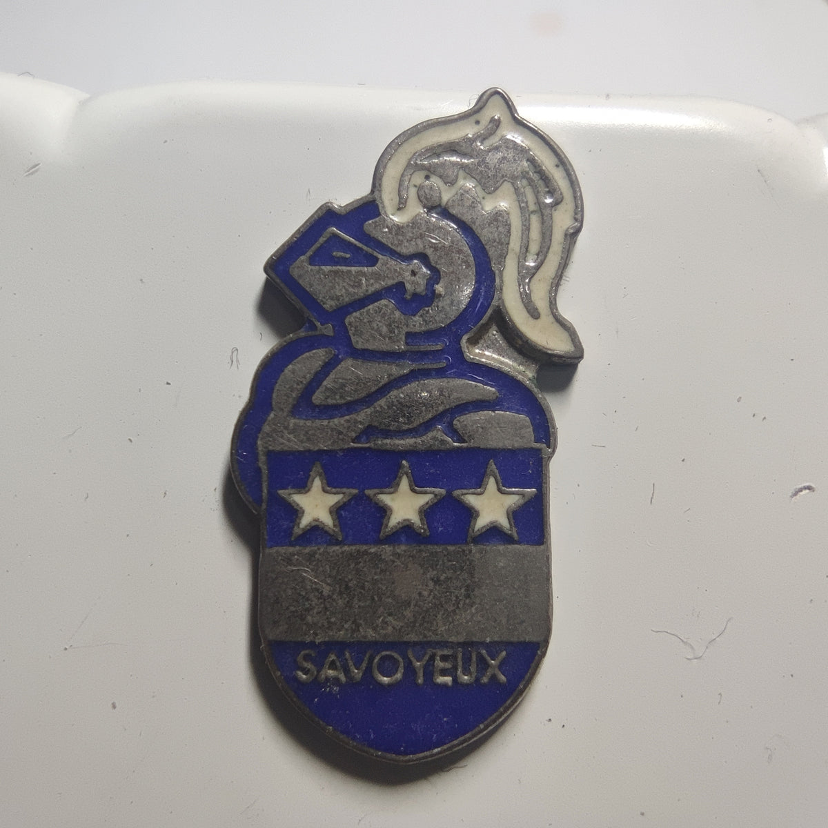 Pin’s « Savoyeux », heaume et trois étoiles, vers 1990