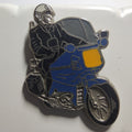 Pin’s Motocycliste de gendarmerie sur moto bleue, version argentée, vers 1990