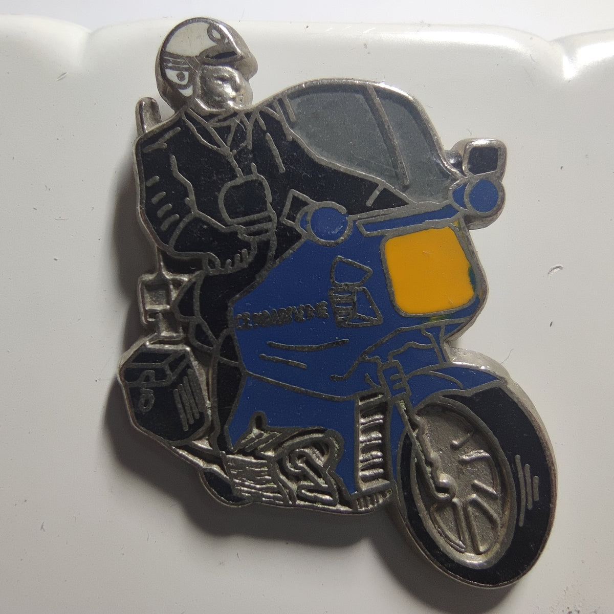 Pin’s Motocycliste de gendarmerie sur moto bleue, version argentée, vers 1990