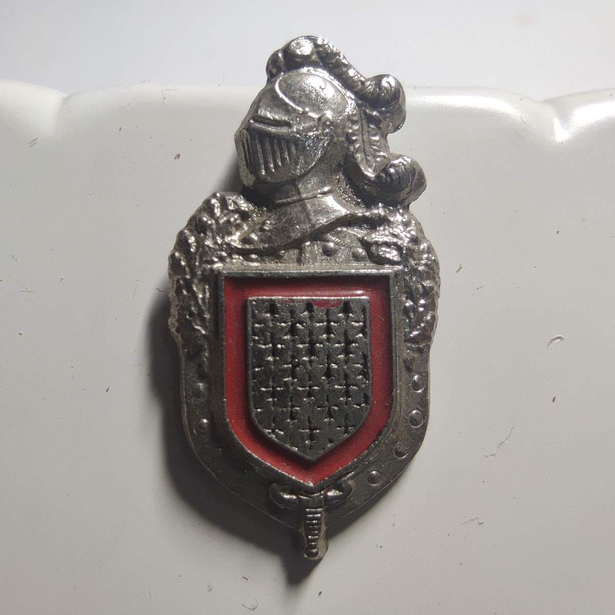 Pin’s Gendarmerie, heaume et écu d'hermine (Bretagne), vers 1990