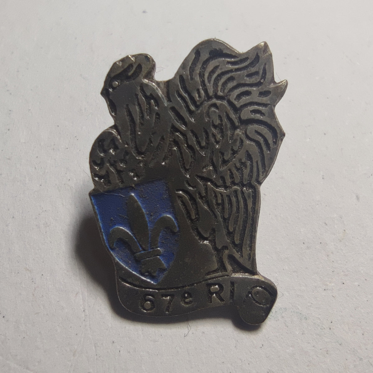 Pin’s 67e régiment d'infanterie, coq et écu bleu, vers 1990