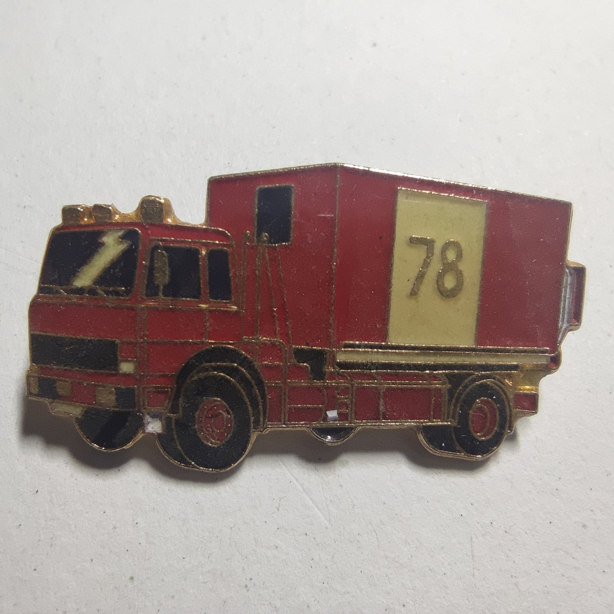 Pin’s Sapeurs-pompiers, camion du département 78 (Yvelines), vers 1990
