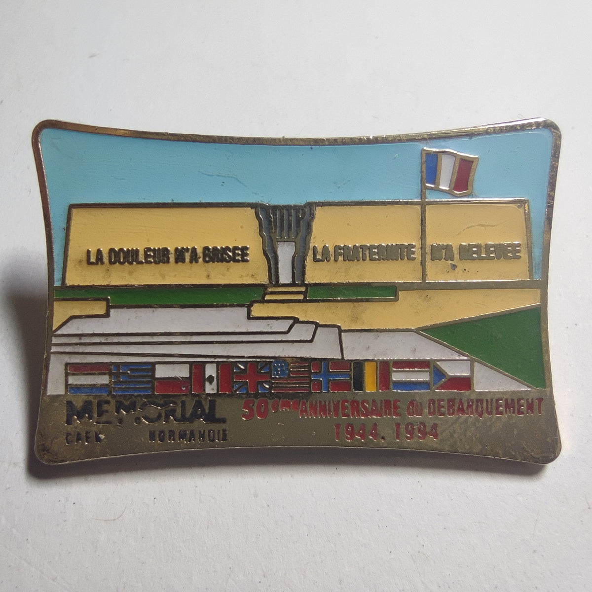 Pin’s Mémorial de Caen, 50e anniversaire du Débarquement, 1944-1994 – vue 1