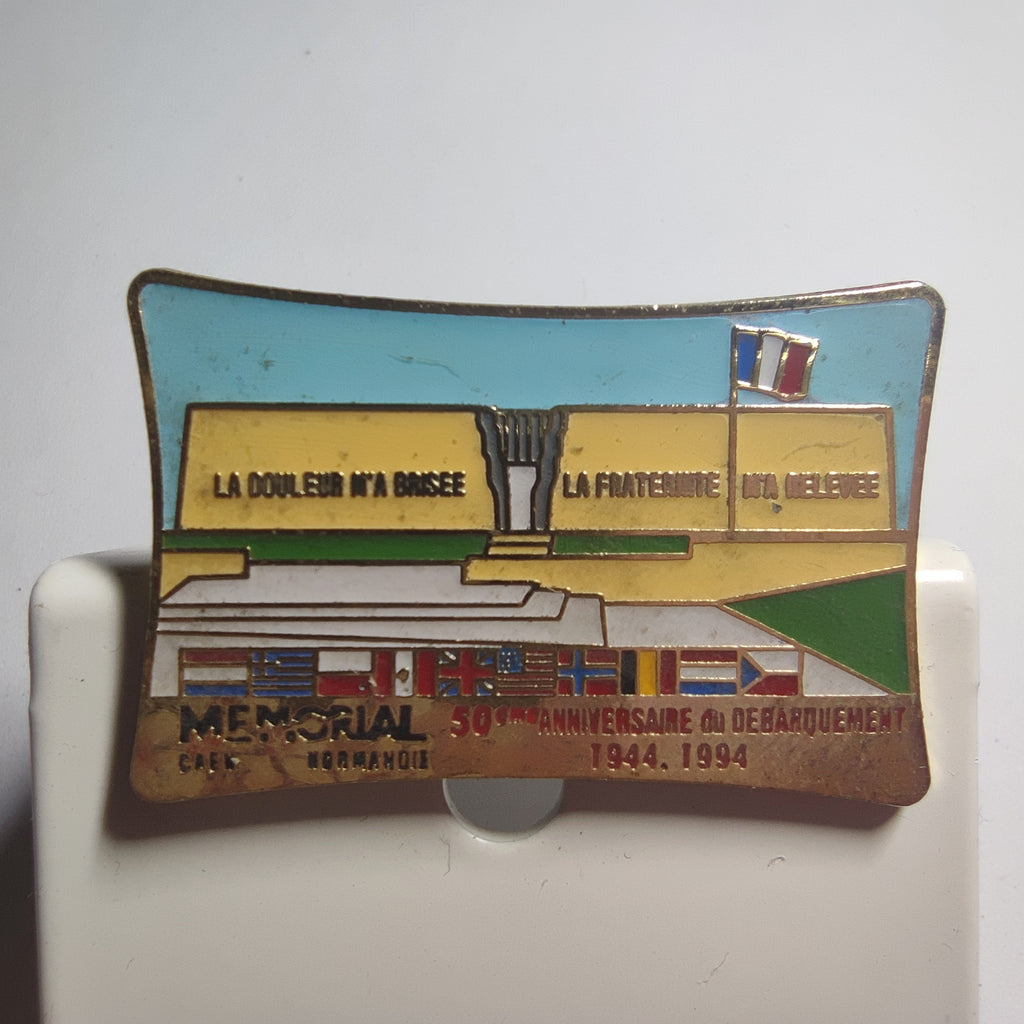 Pin’s Mémorial de Caen, 50e anniversaire du Débarquement, 1944-1994 – vue 2