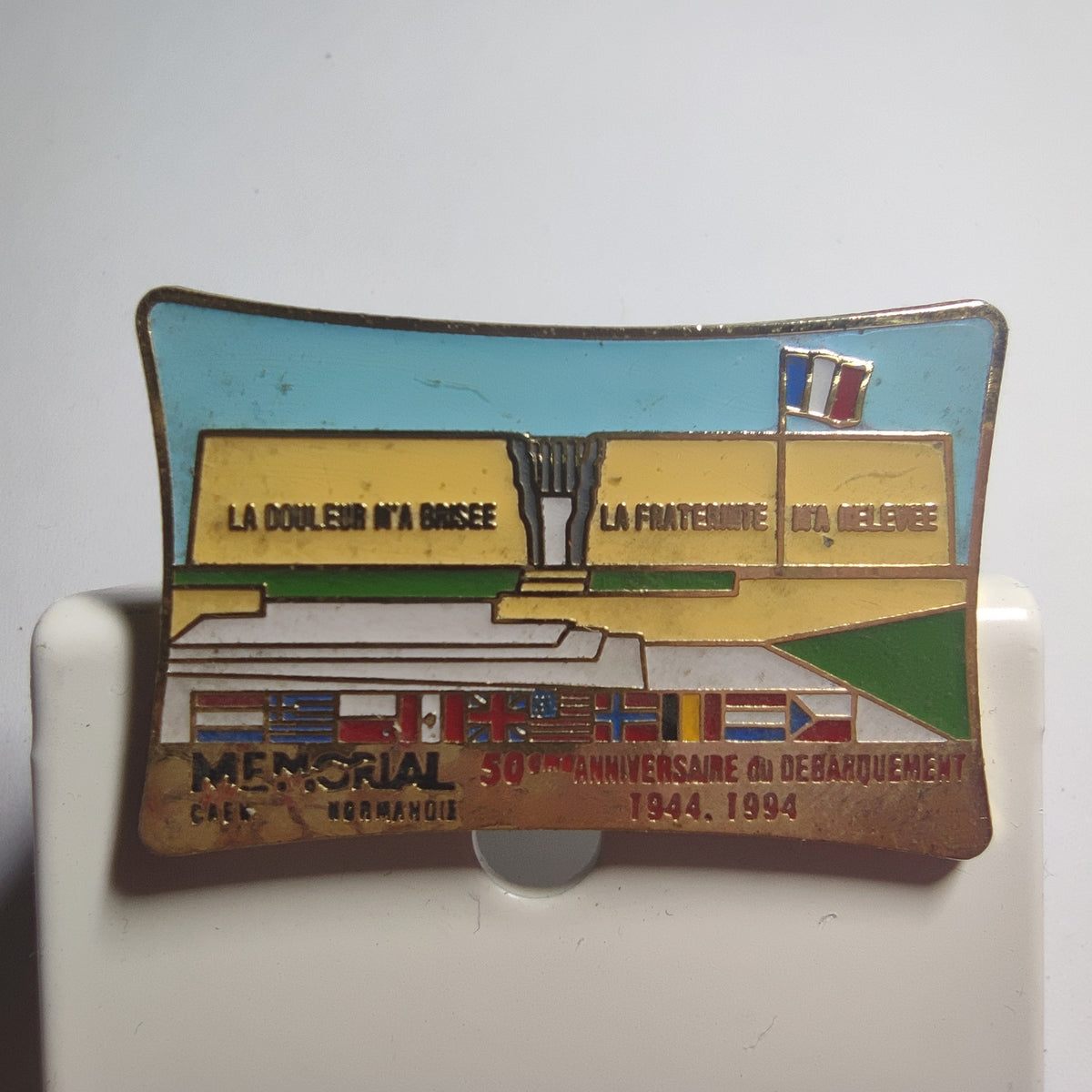 Pin’s Mémorial de Caen, 50e anniversaire du Débarquement, 1944-1994 – vue 2