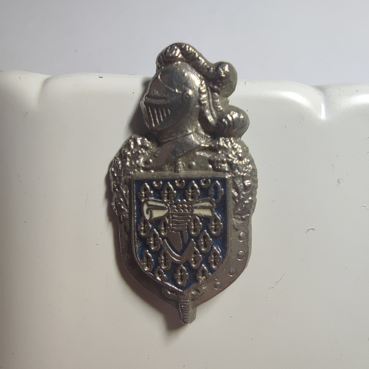 Pin’s Gendarmerie, heaume et écu bleu armorié, vers 1990