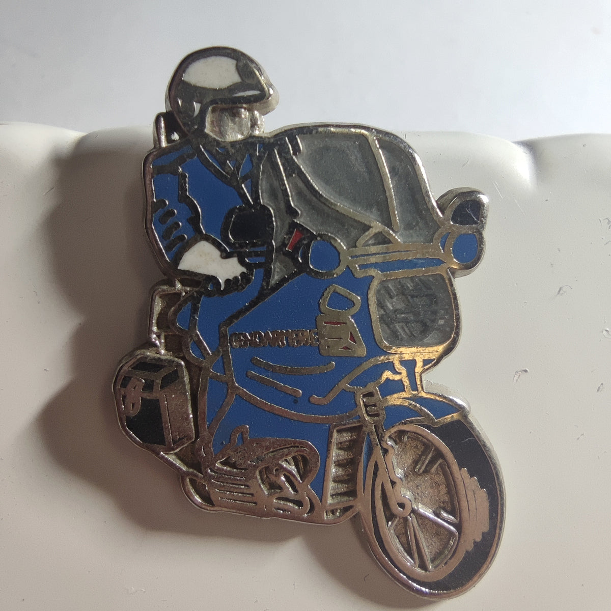 Pin’s Motocycliste de gendarmerie sur moto bleue, autre variante, vers 1990